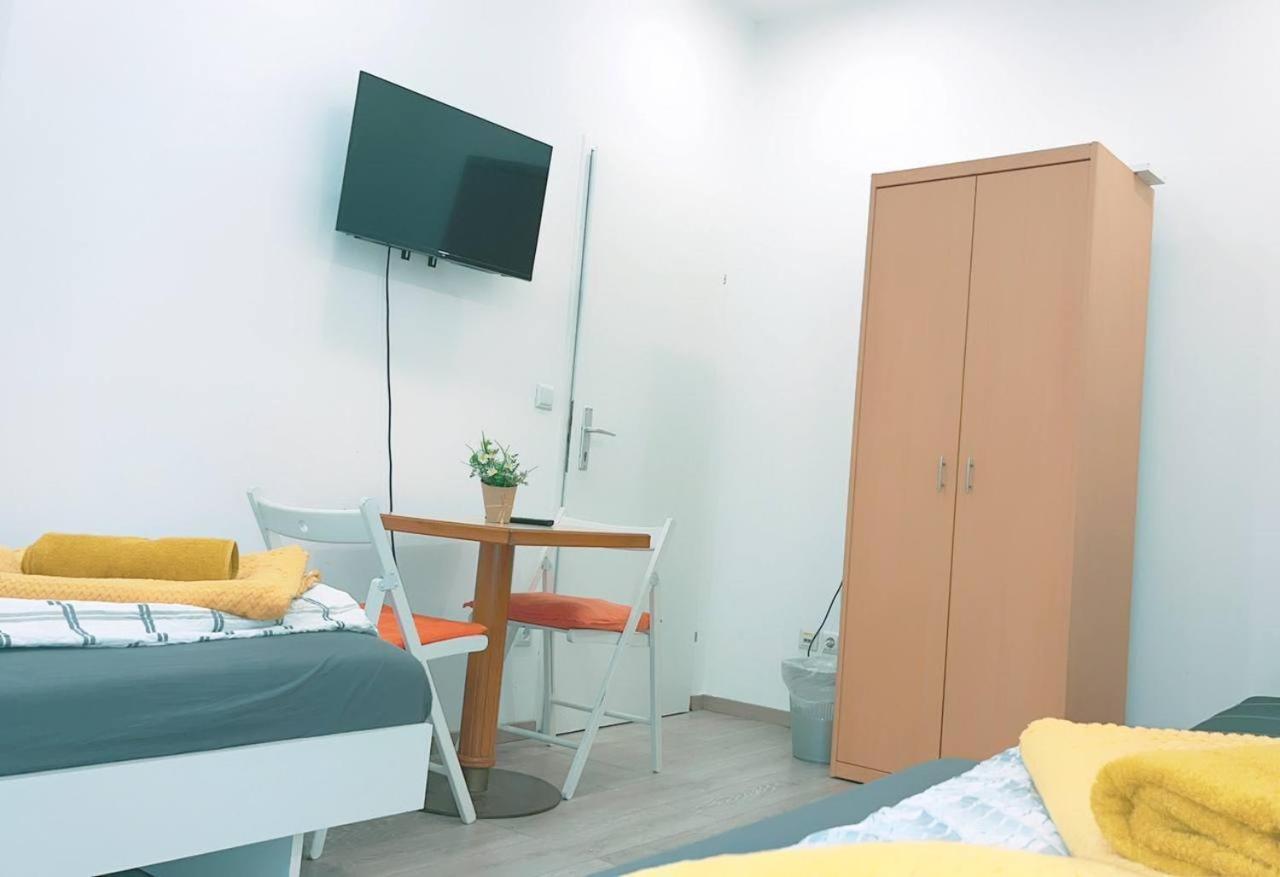 Comfort Triple Room Hn Wina Bagian luar foto